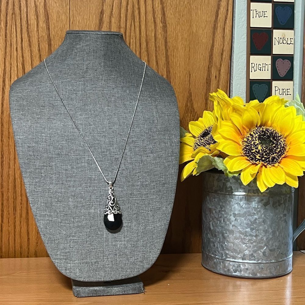 NWT Elegant Black Pendant Necklace #DILL1